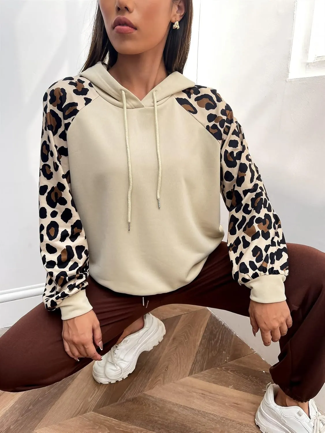WDIRARA Women's Cartoon Graphic Long Sleeve Drawstring Thermal Lined Crop Hoodie